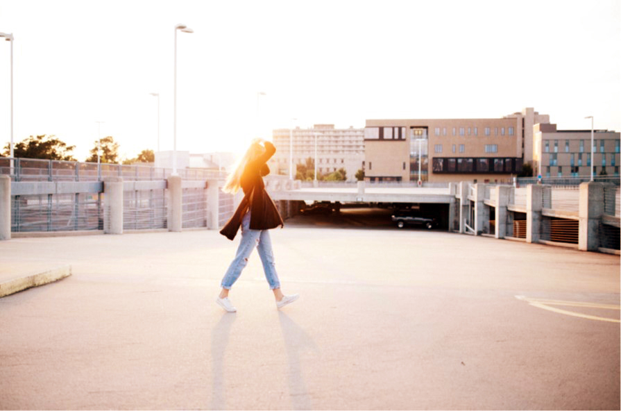 femme traverse un parking