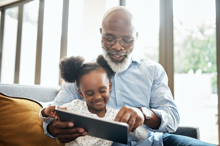 grand parent et petite fille tablette