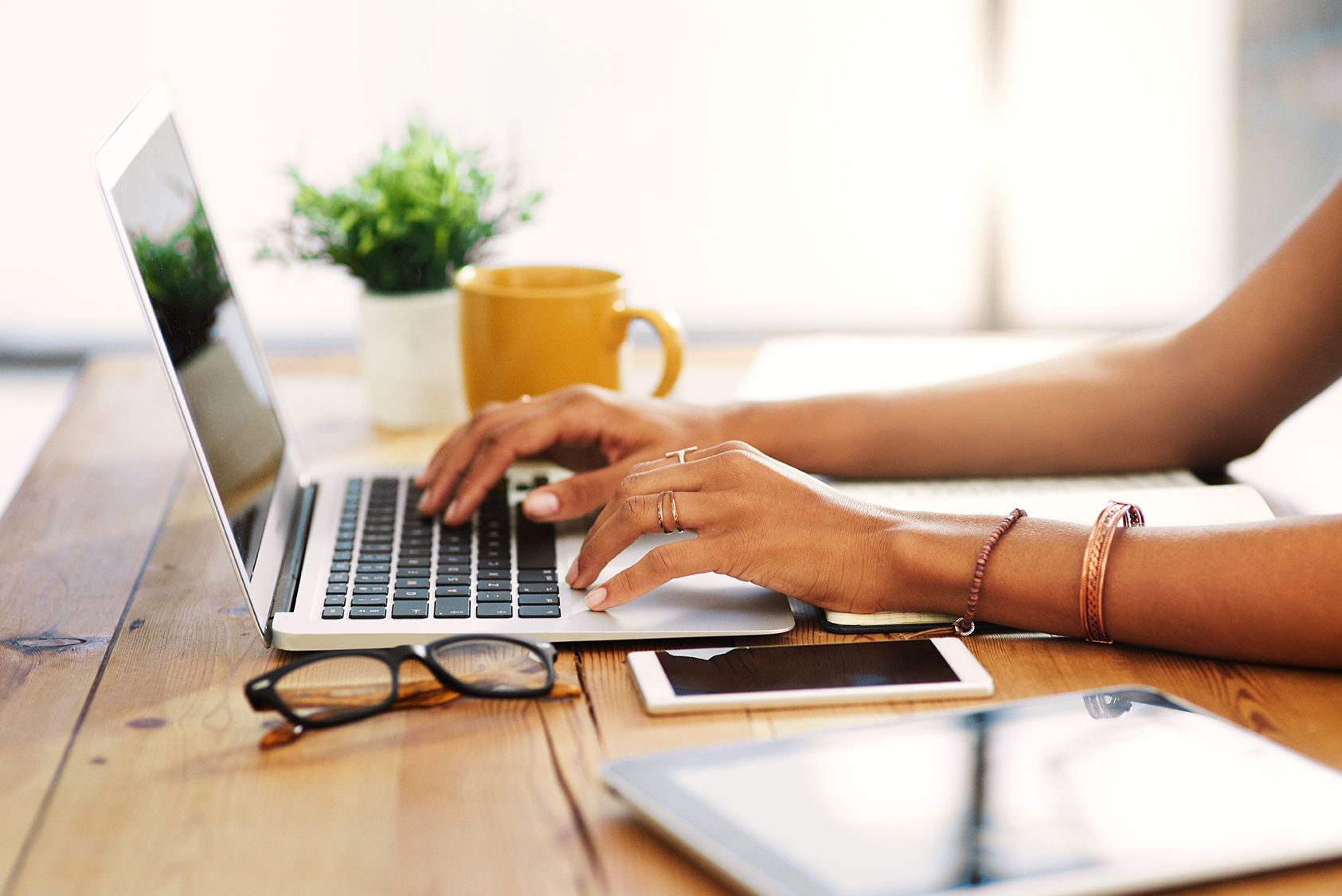 mains sur clavier d'ordinateur