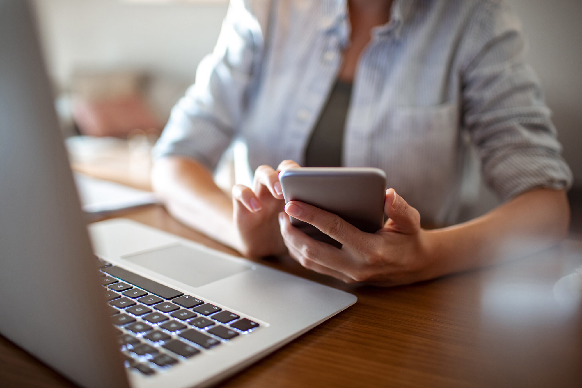 femme sur ordinateur et tablette