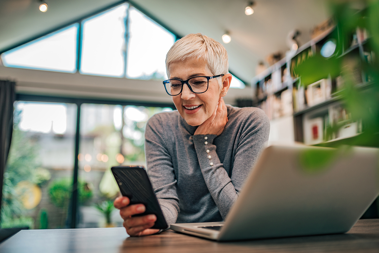 femme âgée sur son téléphone et ordinateur