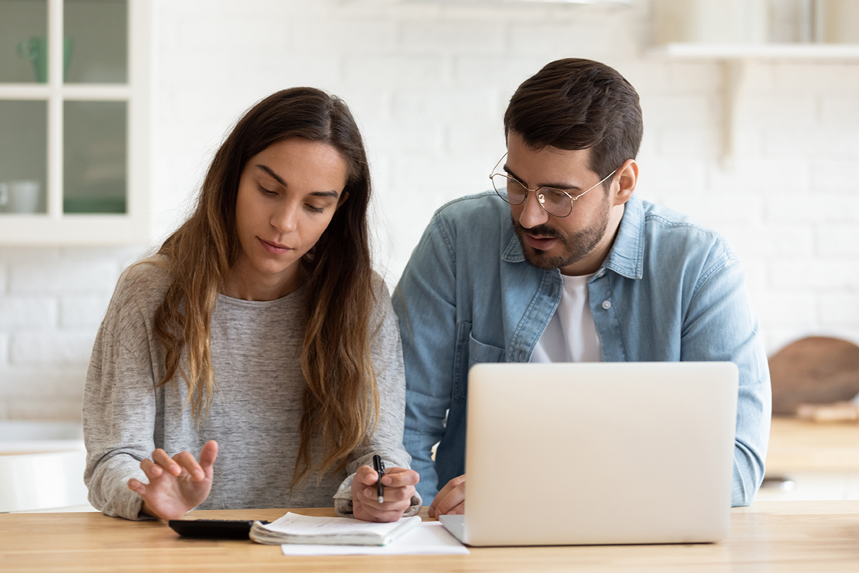 couple papiers et ordinateurs