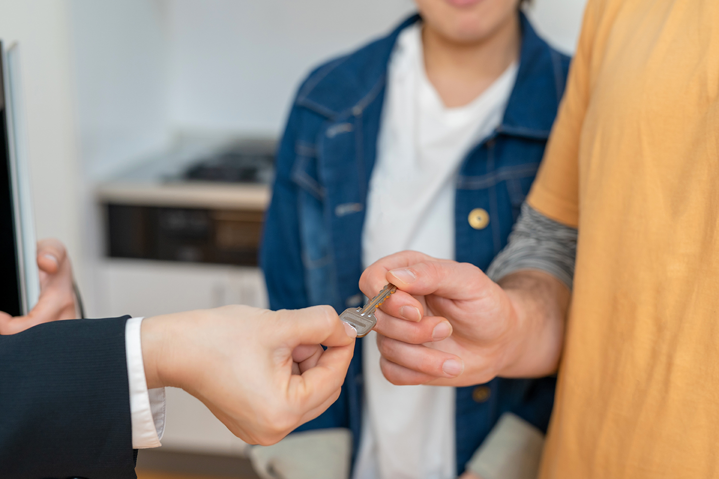 remise des clés à un couple de jeunes