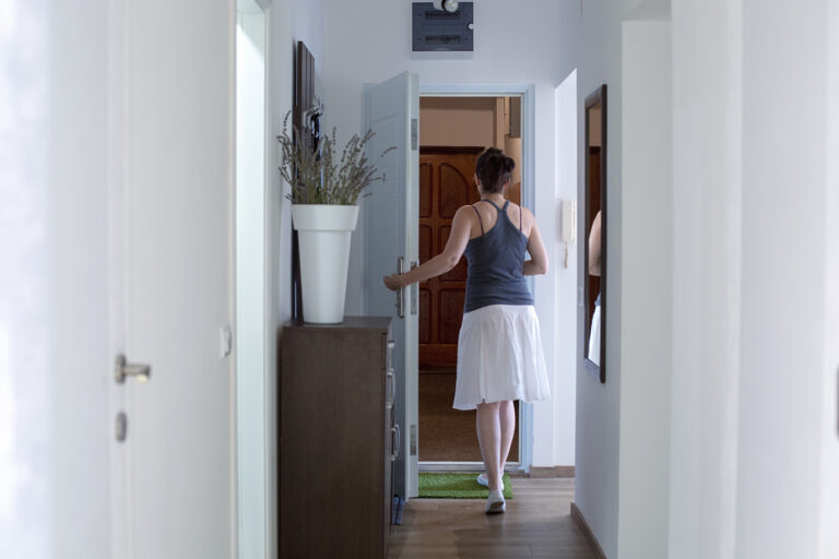 femme sort de l'appartement