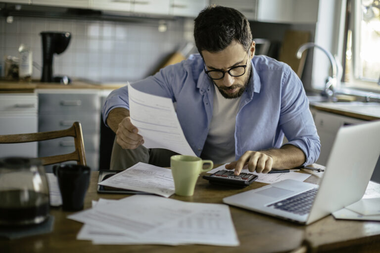 homme fait ses papiers administratifs