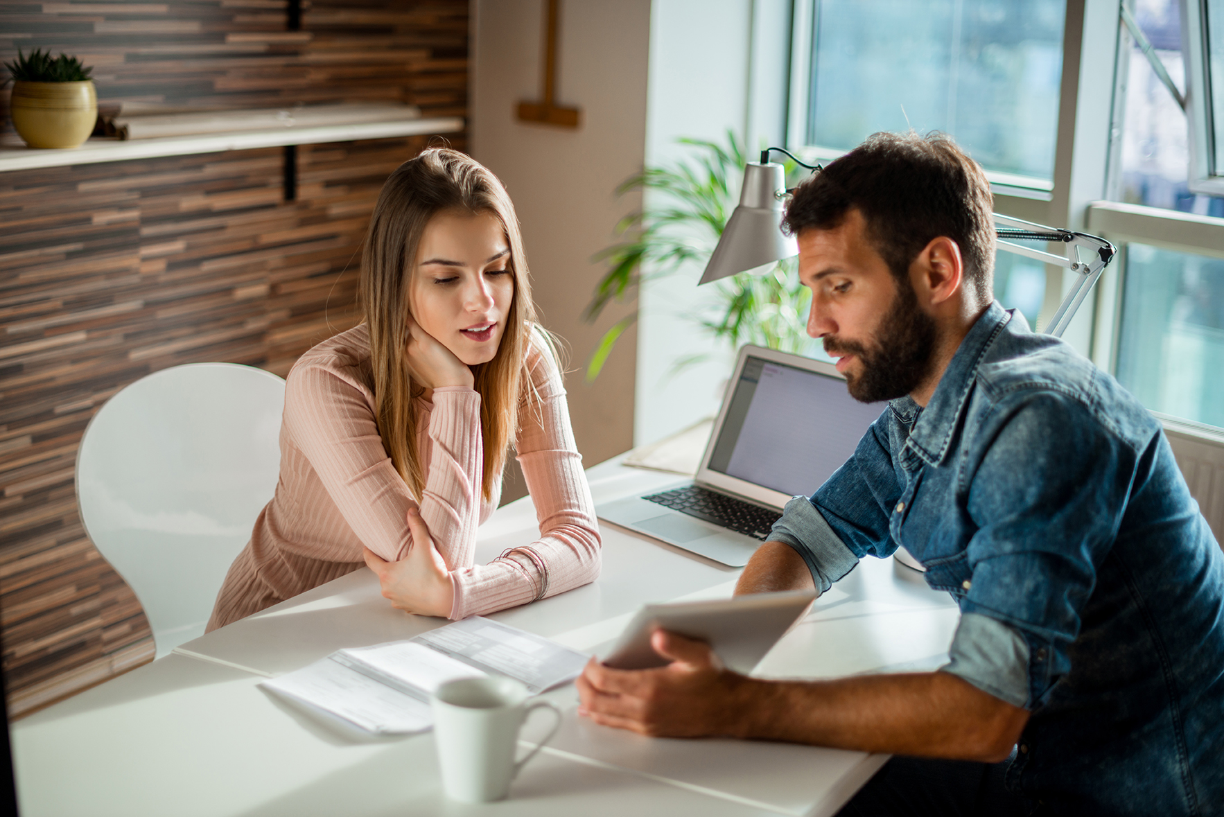 un homme et une femme travaillent