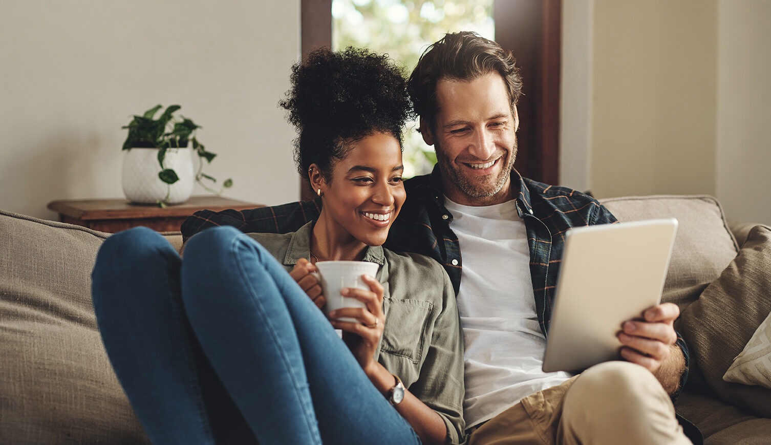 couple sur canapé avec tablette