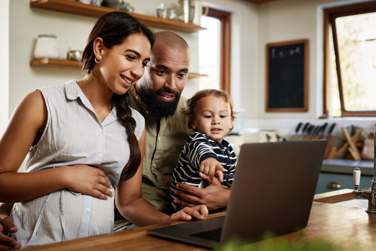 couple avec bébé devant l'ordinateur