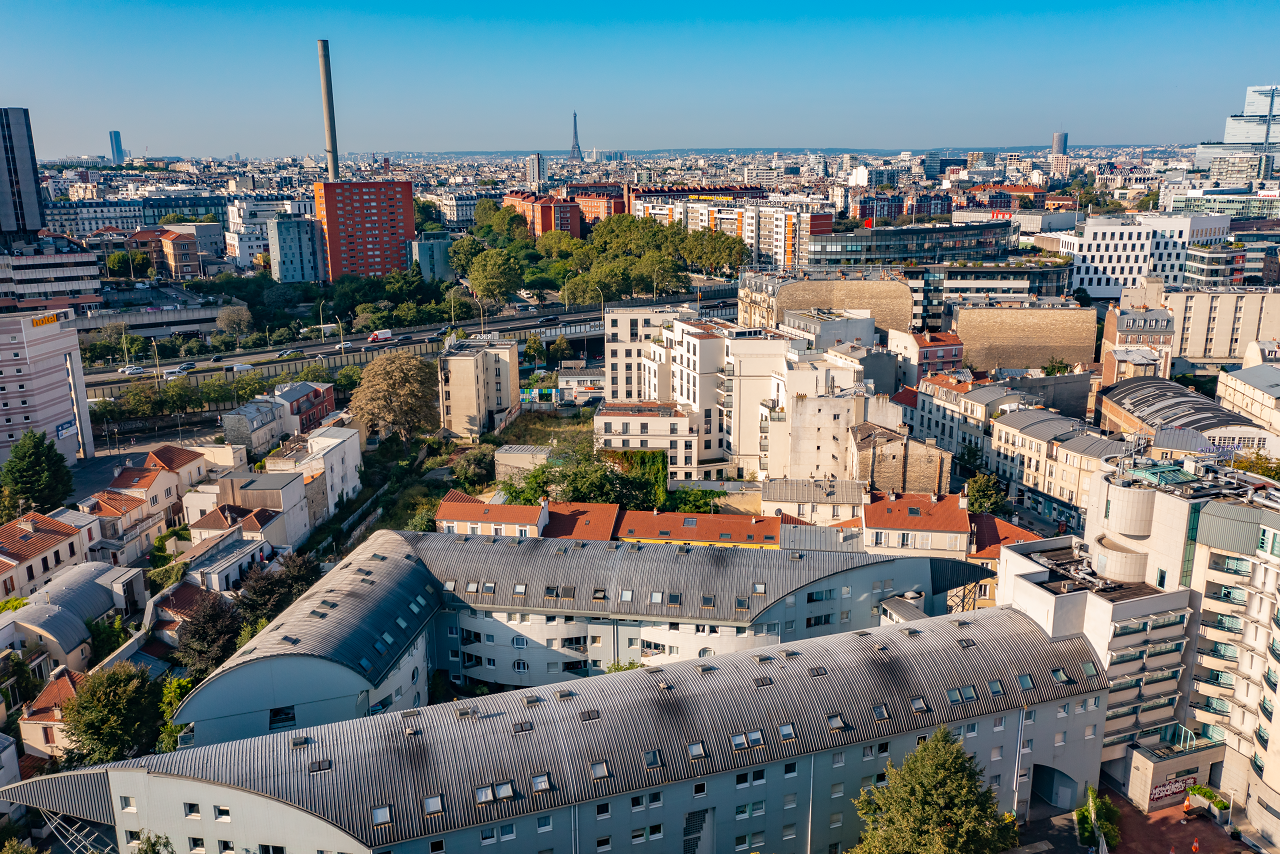 Vue des toits de St Ouen avec un logement sémiso en premier plan