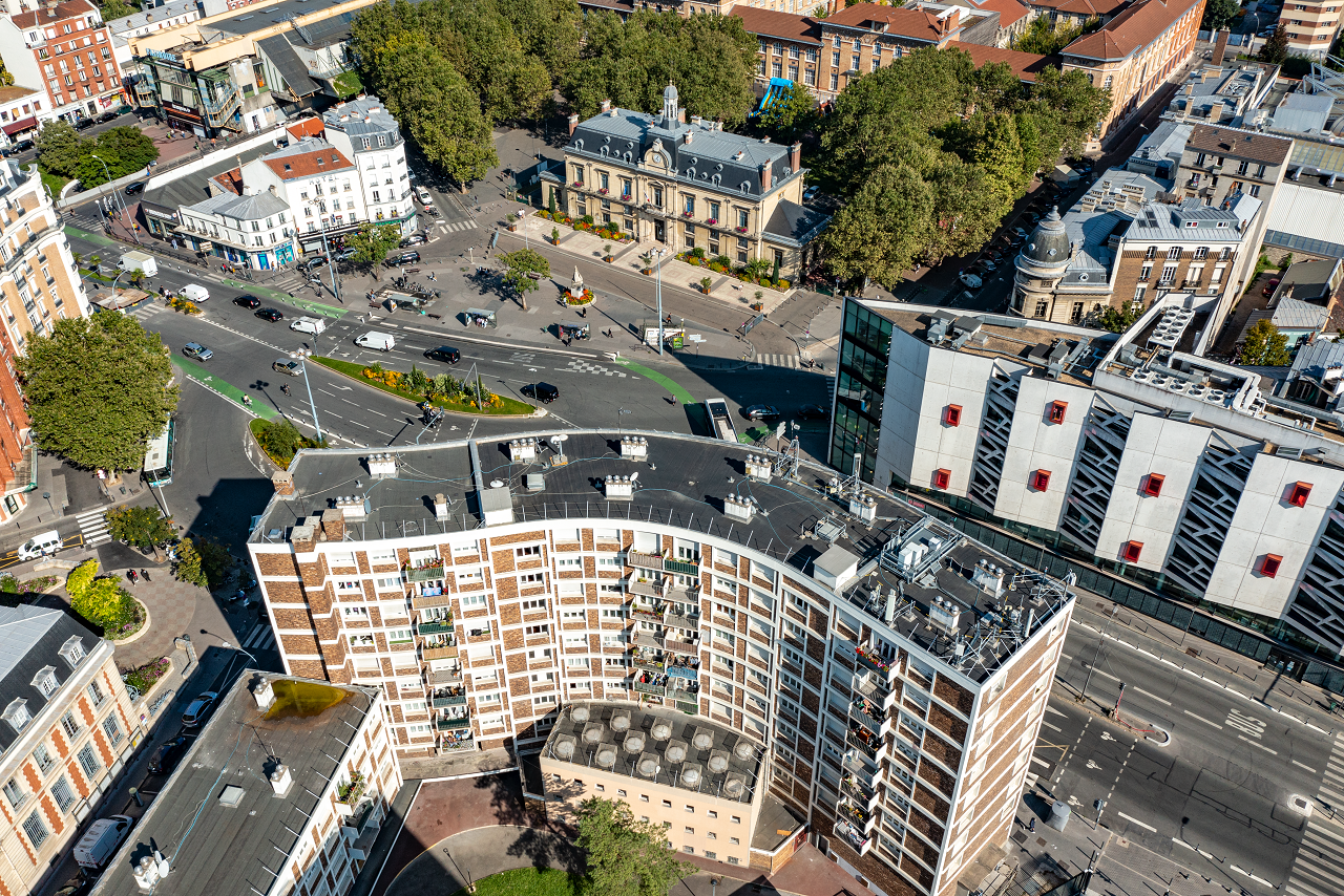 vue drône d'une grande résidence sémiso au bord d'une route