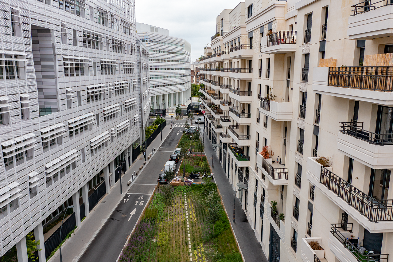 vue drône de deux immeubles sémiso en face à face avec un parc au milieu