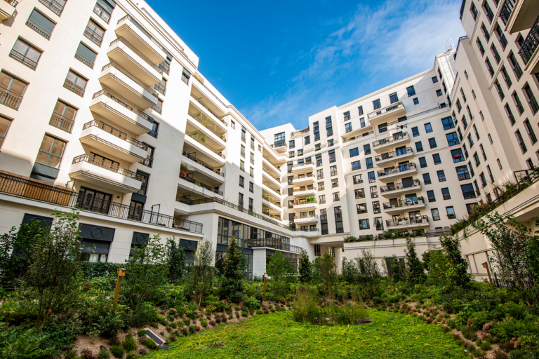 immeuble sémiso avec des balcons donnant sur un parc